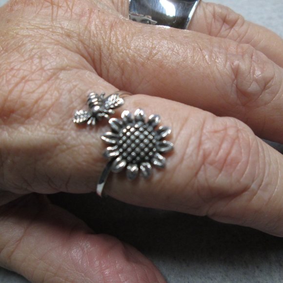 925 Sterling Silver BEE over SUNFLOWER Ring>Queen Bee,Bee's Knees,Sunflower ring - Picture 1 of 6